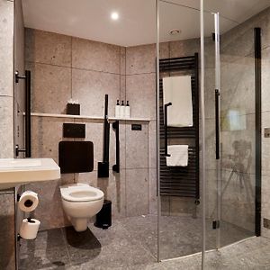 Standard Queen Room Disability Access
